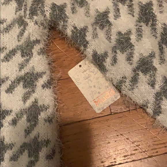 Cute sweater, never been worn. - Picture 3 of 3